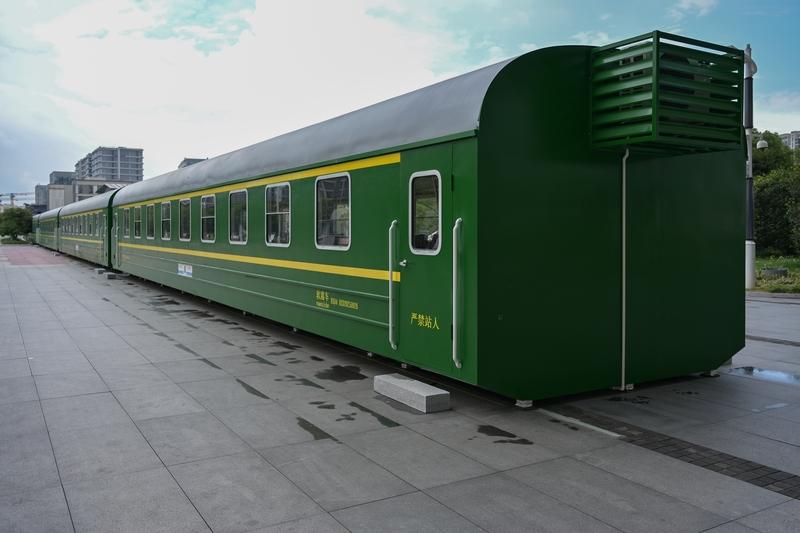 正值春运高峰，杭州东站东广场，不少人在一辆绿皮火车前排起长队。这列绿皮火车被称为