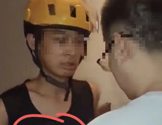 网上闹得沸沸扬扬地快递小哥抹脖事件，官方的通报来了！事情发生在浙江嘉兴，而伤人