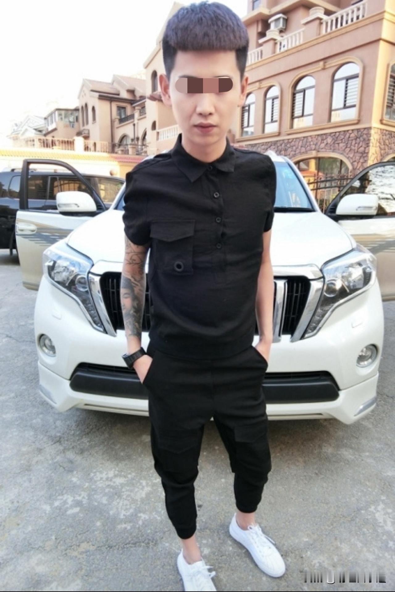 在四川待久了，发现一个极其魔幻的现象。你走进任何一家有点档次的茶楼，总能看到