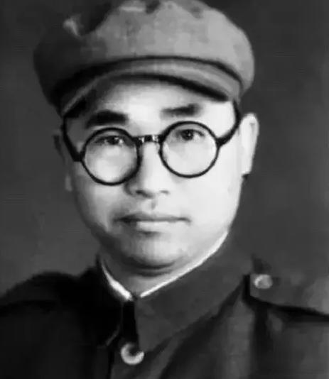 1939年，28岁的八路军旅长乘船去开会，途中顺手剪断日军电线，半小时后日军