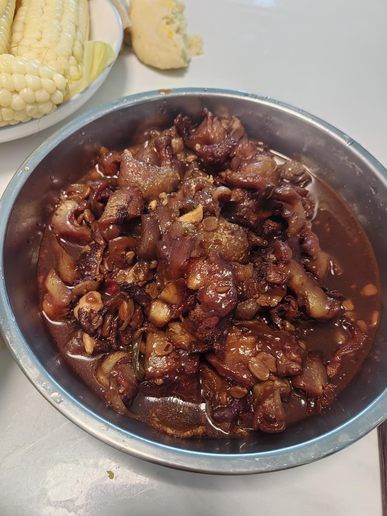 本来想去菜园掰几个玉米，凌晨下的大雨，菜园的路不好走，都是泥。算了，不去菜园了。