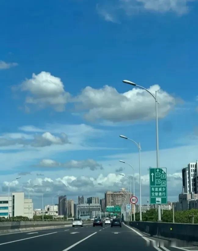 紧急通知！明天就是8月5号了。我奉劝各位一句：从中午到下午四点之前，能不出