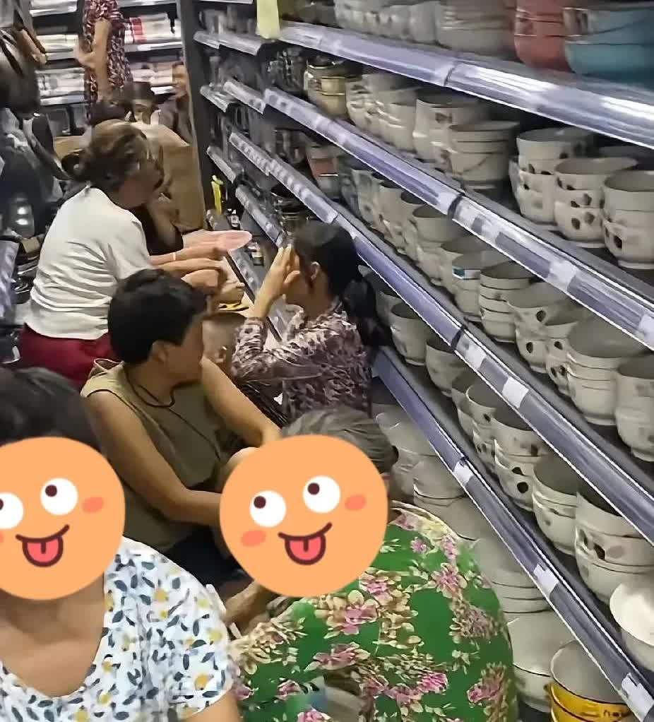 商场让大家蹭空调本来是一件好事，可有的人就是太过分了！商场摆放商品的过道，本