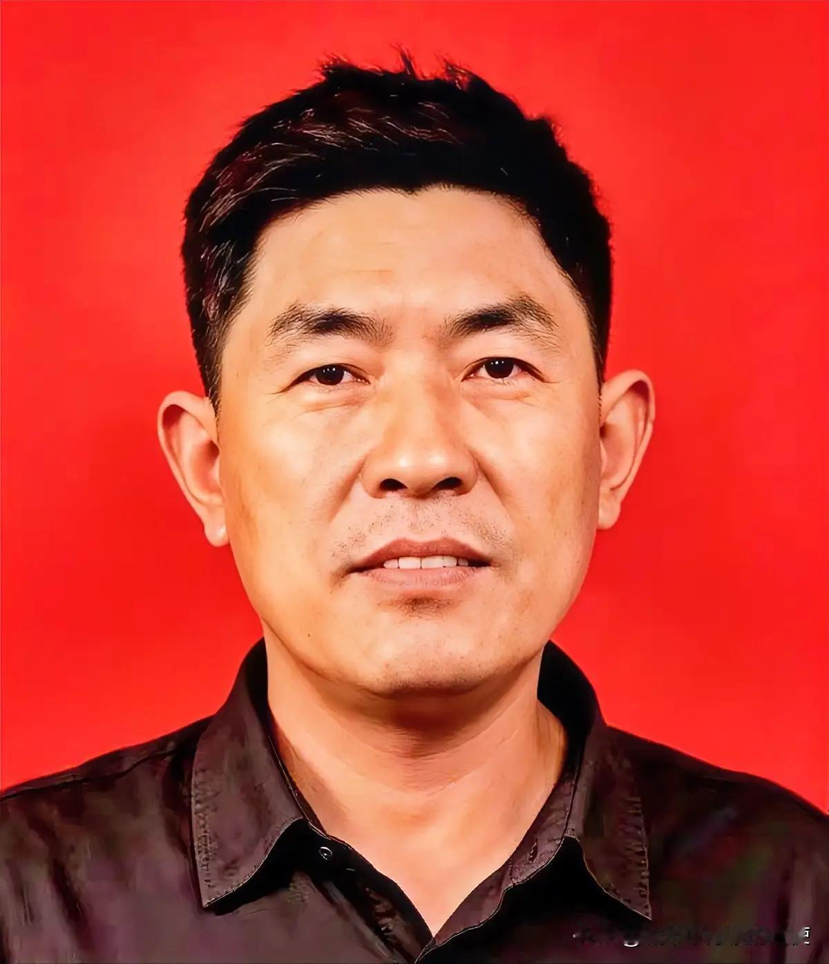 “砍！”渔民罗世明一声吼，手里刀光一闪，直接把十几万的渔网从船头斩断！船上人全傻