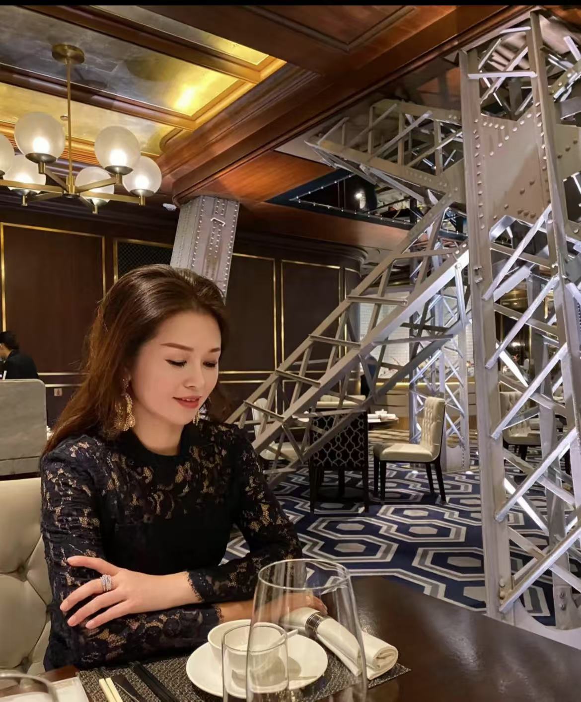妈妈50岁了但是看起来还很年轻[红脸笑][红脸笑][红脸笑]