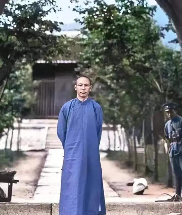 这就是蒋介石真实的样貌，并非演员所扮演的。这是实打实的历史老照片，1927年