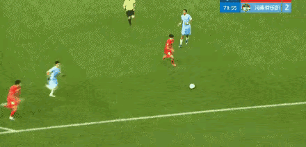 第一个图，何超在禁区内被魏震放倒，主裁判唐顺齐没有什么判罚。VAR没有介入。第