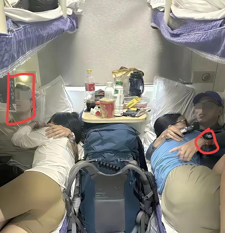 今天刷到一张图，真看不明白，这是为了省钱？还是为了两口子寻找浪漫？小小卧铺里挤两