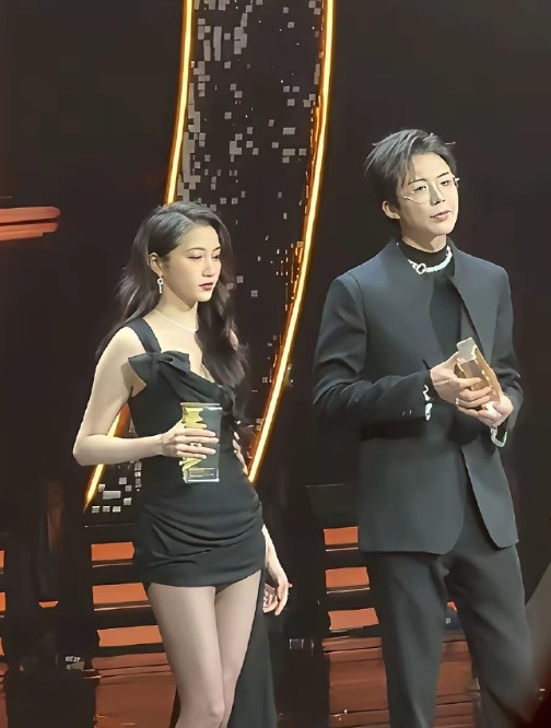 总算懂了关晓彤无论和谁都没cp感的原因了，原来是身高不匹配，缺了体型差，170的