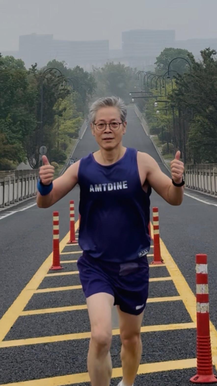经常有友友说，跑步伤膝盖，其实真正更容易磨损膝盖的，是深蹲与爬山，这个结论颠覆很