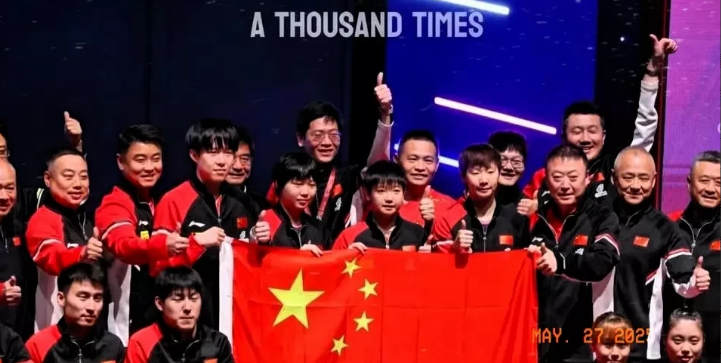 笑死了，现场球迷让小曼让开，莎莎就让小曼站这里，不然得炸锅[捂脸哭]夹在莎头中间的
