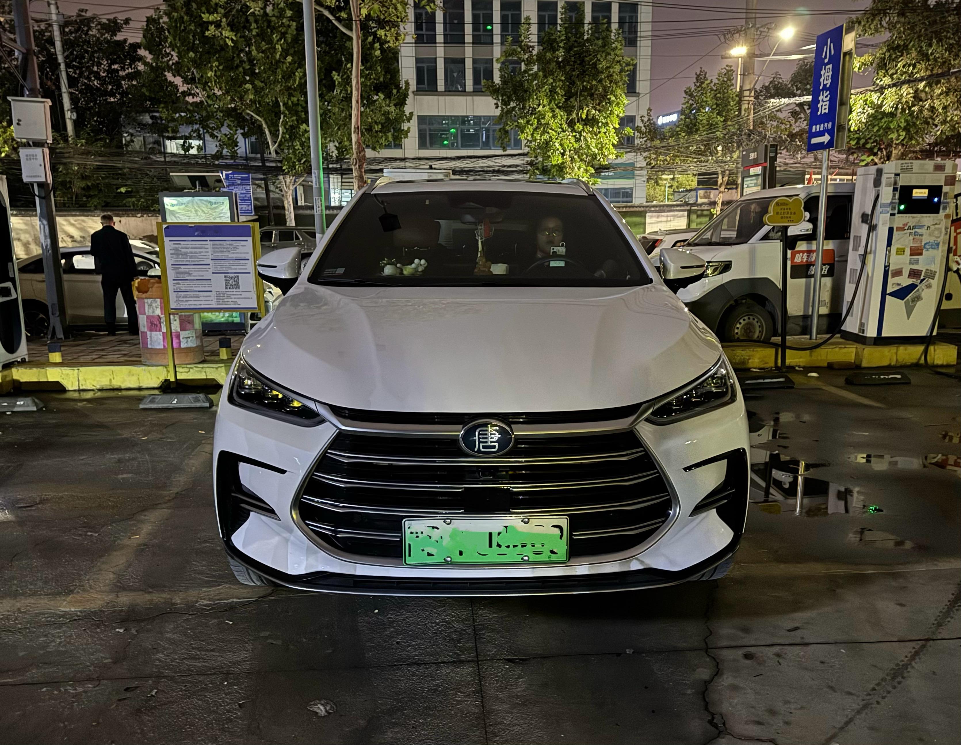 好巧，一个充电站停车场比亚迪唐、护卫舰07就隔了一个车位，这两款车的前脸设计语言
