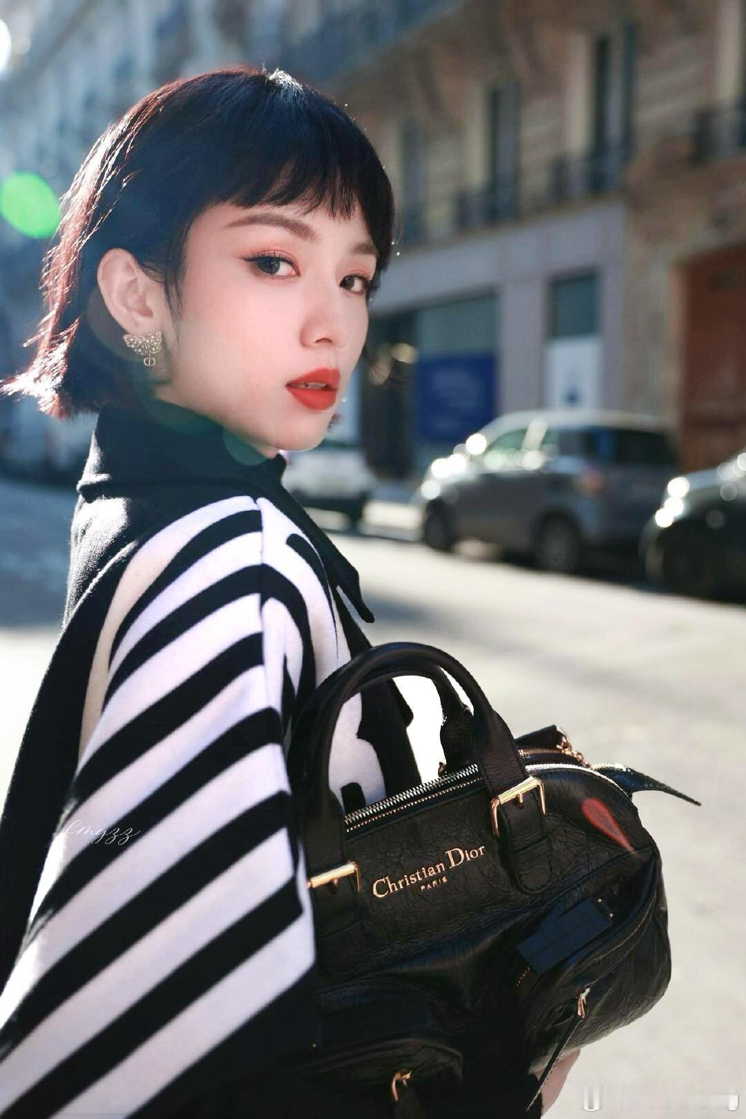 少女短发和优雅穿搭哎，有赫本那味了，周也这个时尚表现力真的很强周也｜​​​