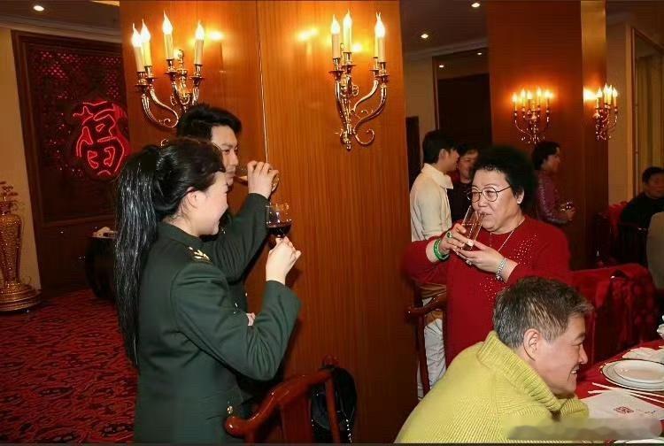 陈丽华当年与赵本山聚餐时被演员敬酒，果然都是圈内的大佬