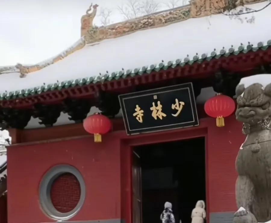 少林寺会有一大部分假和尚离开，因为新规定有一条是这样的，白天没收手机，周末轮流耕