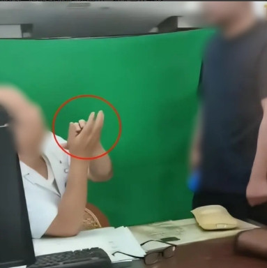 “真不像话！”近日河北石家庄，男子大声要求80多岁的老中医赔钱，本以为是人被医坏