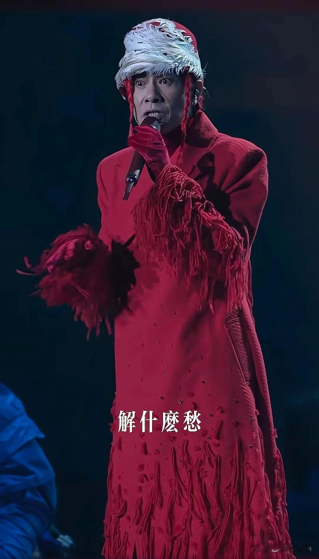 陈小春，让人笑发财了！明星穿奇装异服并不奇怪，比如华晨宇，但中老年明星穿奇装