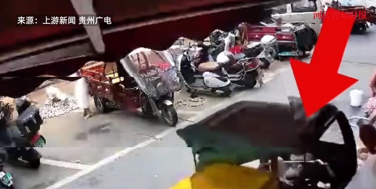 “严查到底！”9月18日，湖南长沙，一2岁的男孩跟着长辈在路边时，突然不小心启动