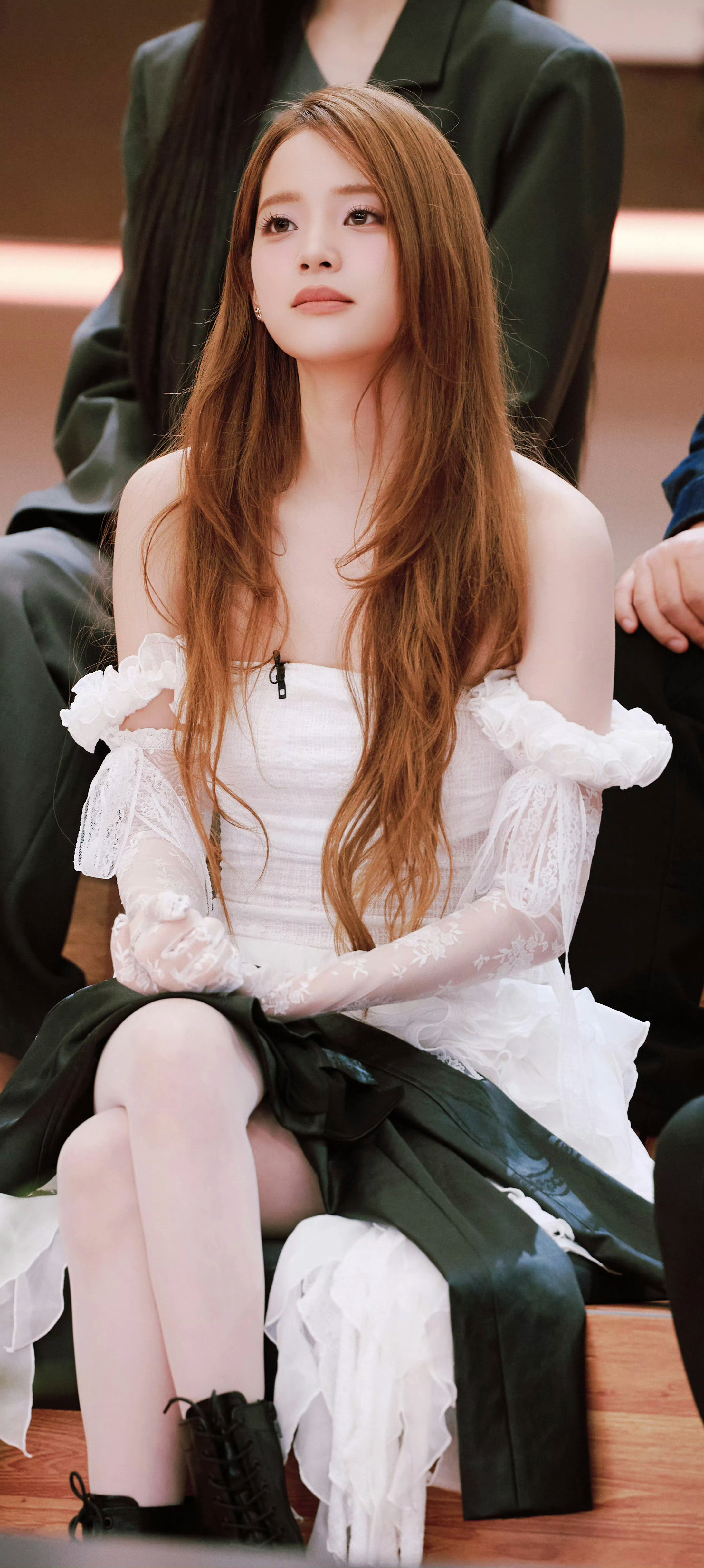 欧阳娜娜白裙白色蕾丝手套白色丝袜