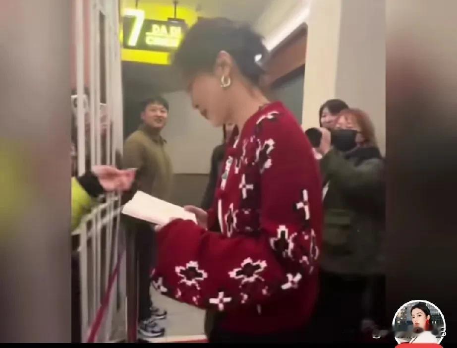 辛芷蕾回鹤岗老同学来见面，却隔着栅栏，她们是以粉丝团的名义才能见到自己的老