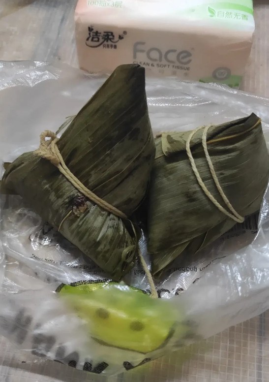 今天厂里每人发4个粽子，有两个临时工，在这里做了一个多月，厂里一个粽子都不给她们