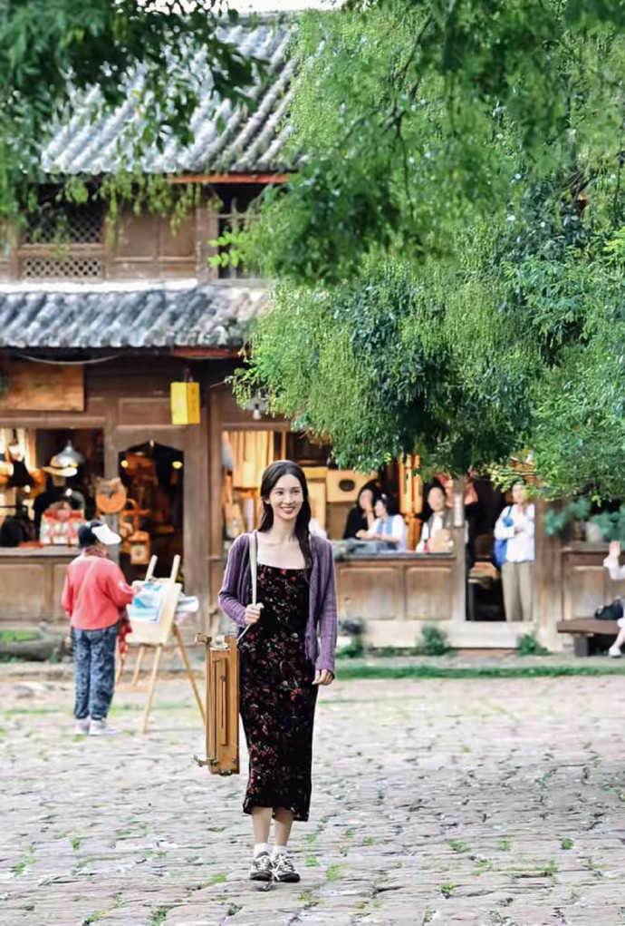 金晨现实中竟然长这样，白白嫩嫩的皮肤，这身材好完美​​​