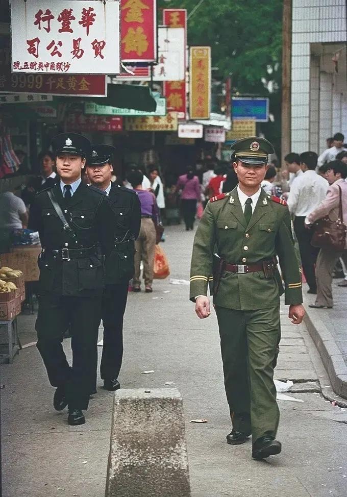 1996年，深圳沙头角中英街，中国边防武警和香港皇家警察并肩巡逻。中英街，一街分