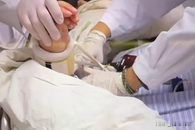 🌞11月15日报道，上海46岁的蒋女士突发脑溢血，可她未婚未育，父母又已离