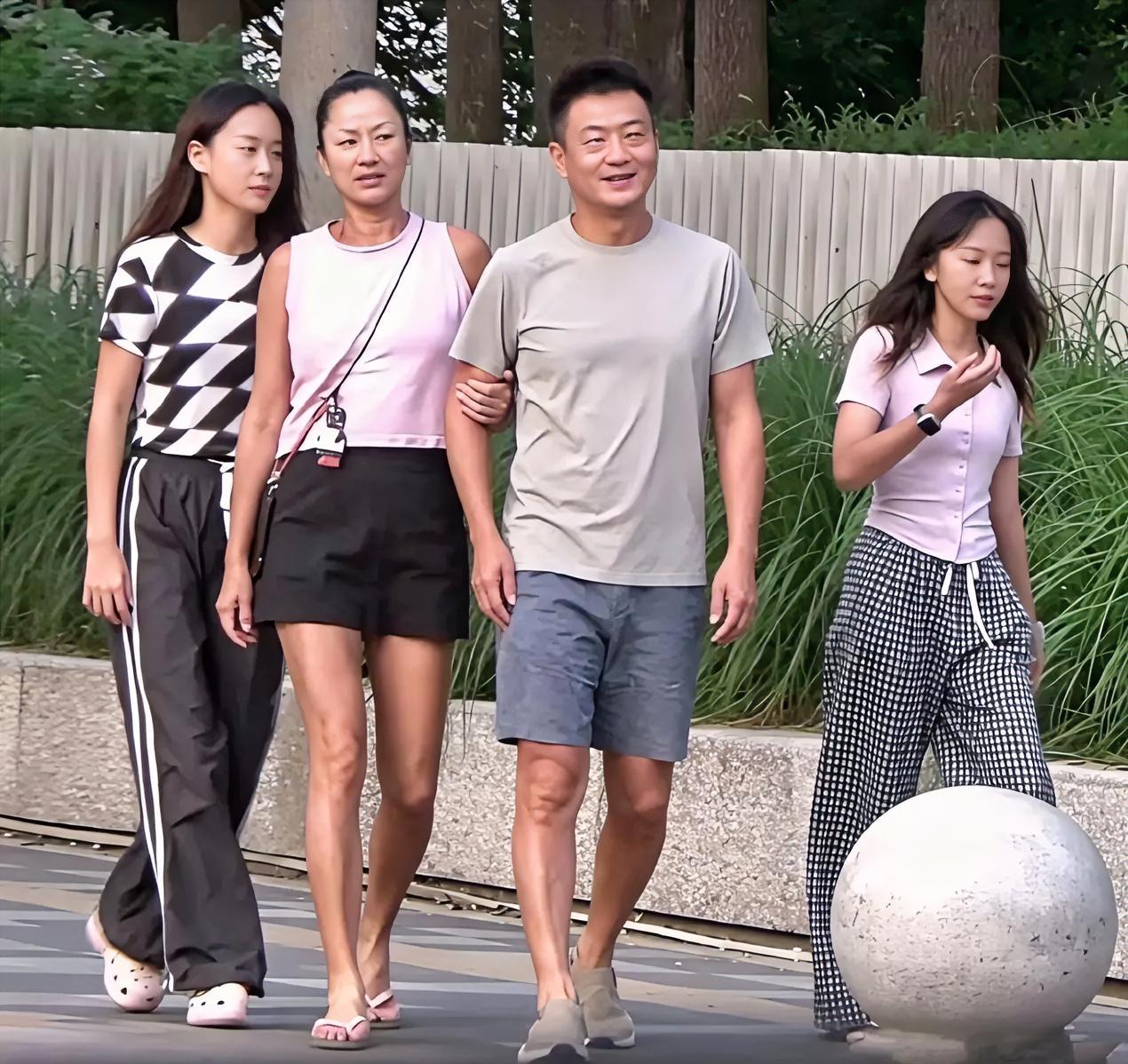 瞿颖条件那么好，为啥找二婚，带两孩子的？男方看起来还比她矮。