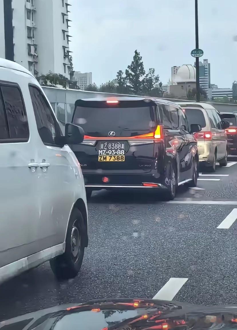 香港明星周星驰坐这车来东莞宣传功夫女足，这车牌号怎么样？是不是很有星爷的味道。
