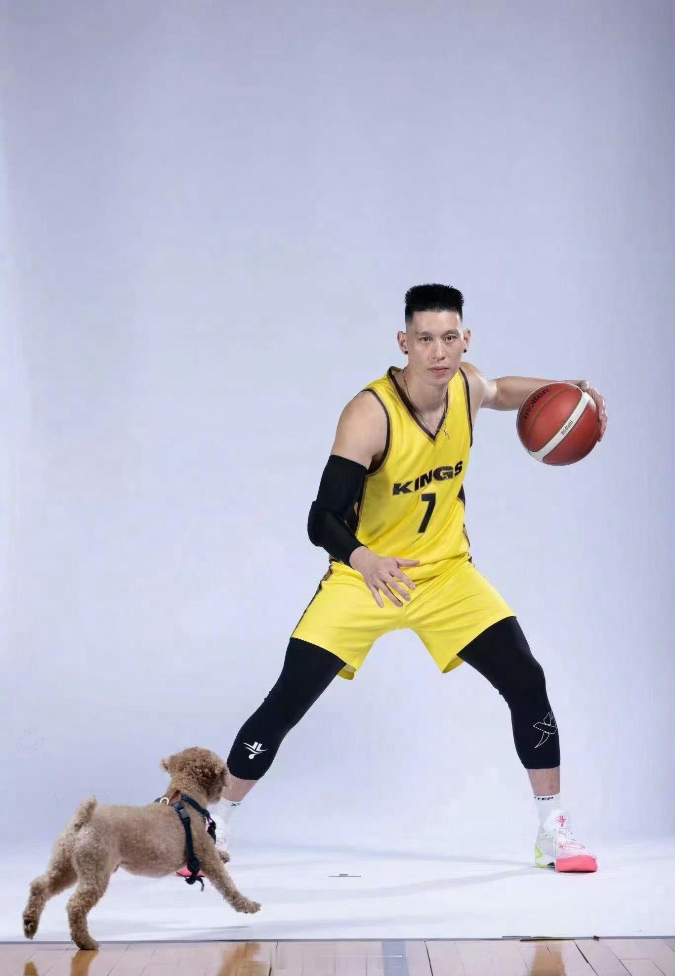 【林书豪生涯总薪资约6571万美元】据统计，林书豪在NBA一共征战了9个赛季，先