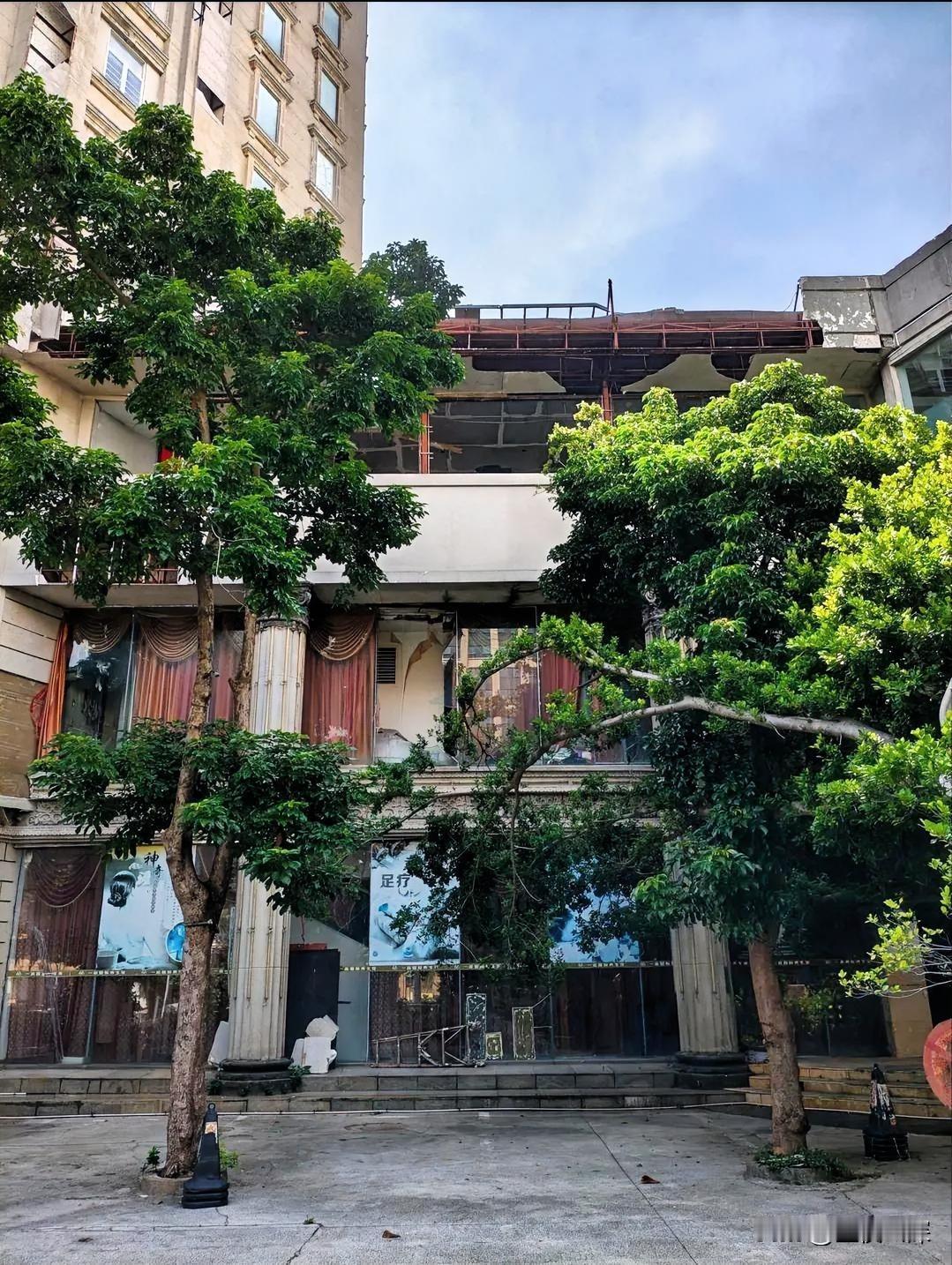 这楼咋搞得，跟被啃过的蛋糕似的[笑着哭]！红窗帘耷拉着像哭花的妆，脚手架估计比我爷