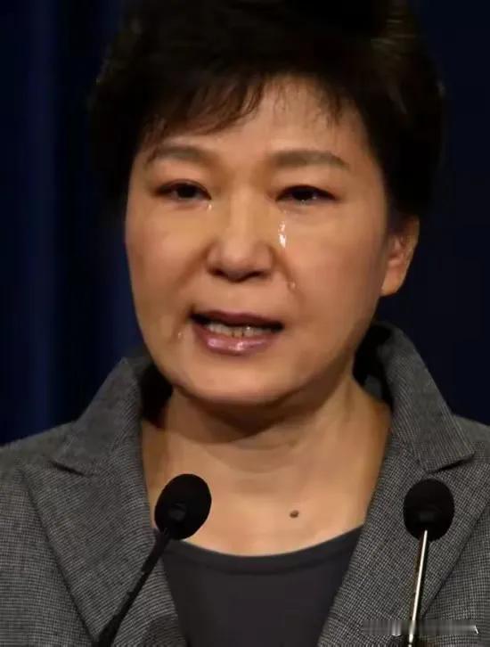你看韩国前总统朴槿惠一幅愁容满面的样子，估计她现在肠子都悔青了吧！谁让她聪明一世