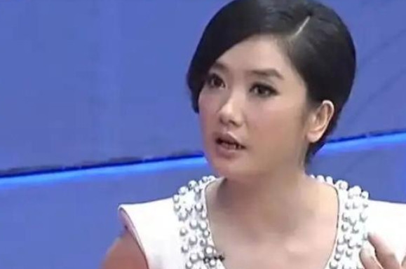 当年，歌手玲花唱完《月亮之上》后正式走红，一位唱片公司的老板找上她:我愿意每年花