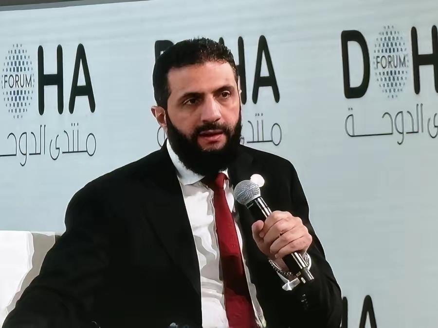 在多哈论坛上，女主播提起朱拉尼在基地干过恐怖分子的事，朱拉尼面色不悦，说自己不是