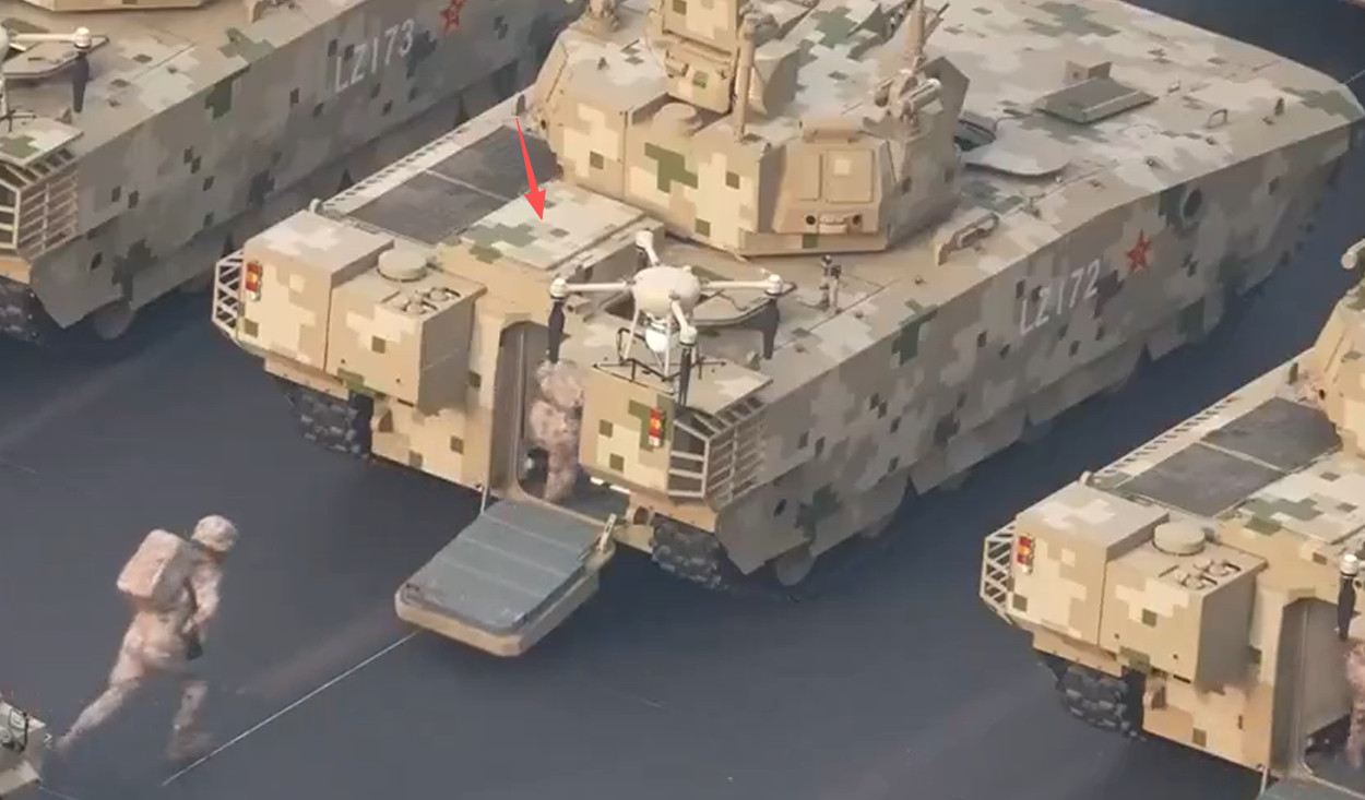 九三胜利日盛大阅兵如果100式支援战车尾部的这块设备不是反坦克导弹或者巡飞弹的