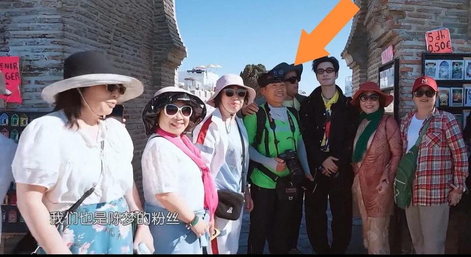 异国一群阿姨瞧见黄晓明立马围了上来，哎，让我想不到的是，随后大叔也围了上来