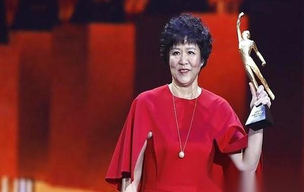 郎平拿了国际奥委会那个终身成就奖，这巴掌，真不知道扇在谁脸上了。全世界最顶级的