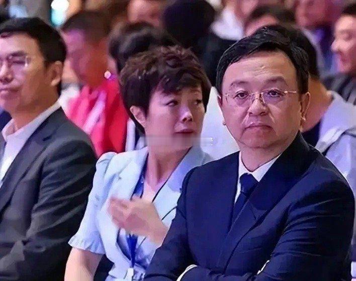 吉利为何也会炮轰比亚迪？我给大家看一组数据：2023年，吉利卖了168万辆，营收