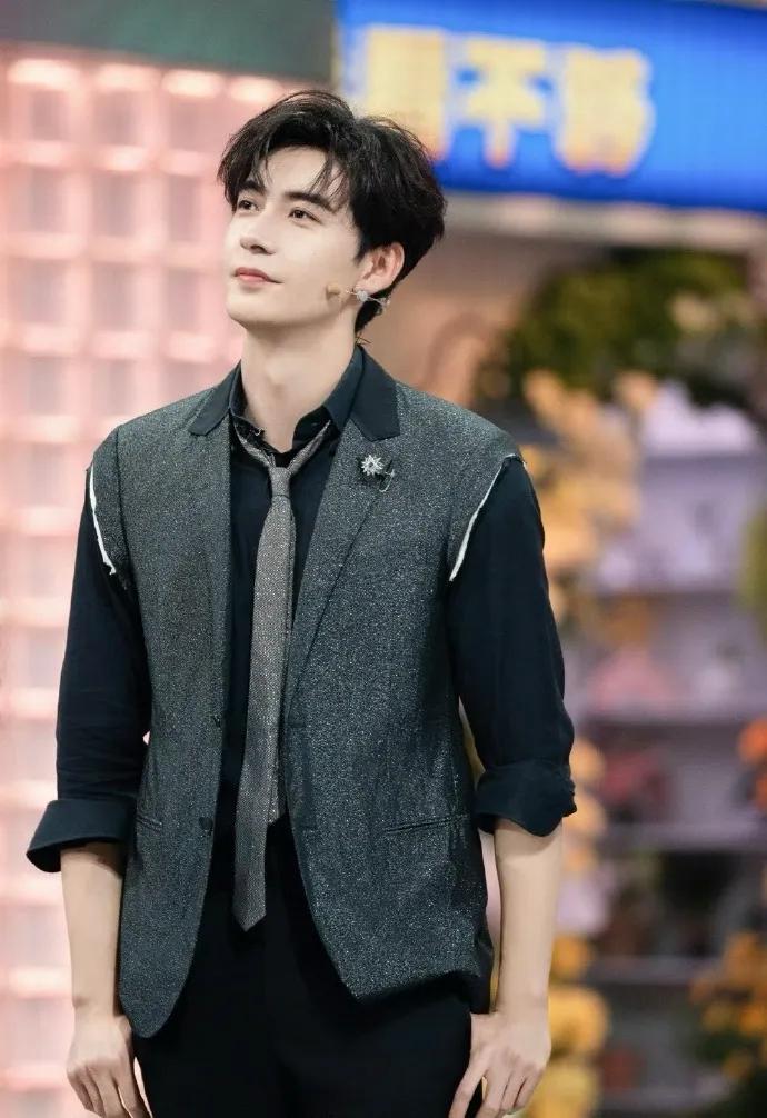 陈星旭搭档的女星，哪一位CP感最强。《轧戏》卢昱晓：两位是上司和下属，租客和房