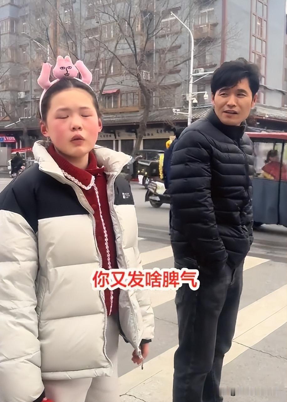 这段时间，一则关于安徽一位家长当街训斥女儿“乱花钱”的视频在网络上引发了广泛关注