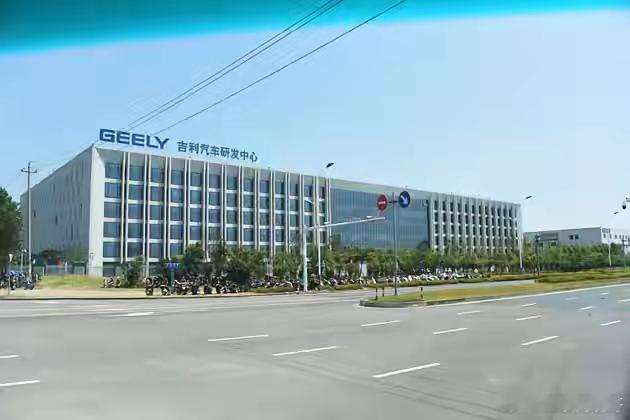 2010年比亚迪年销量是519763辆，吉利是360723辆，长城是294181