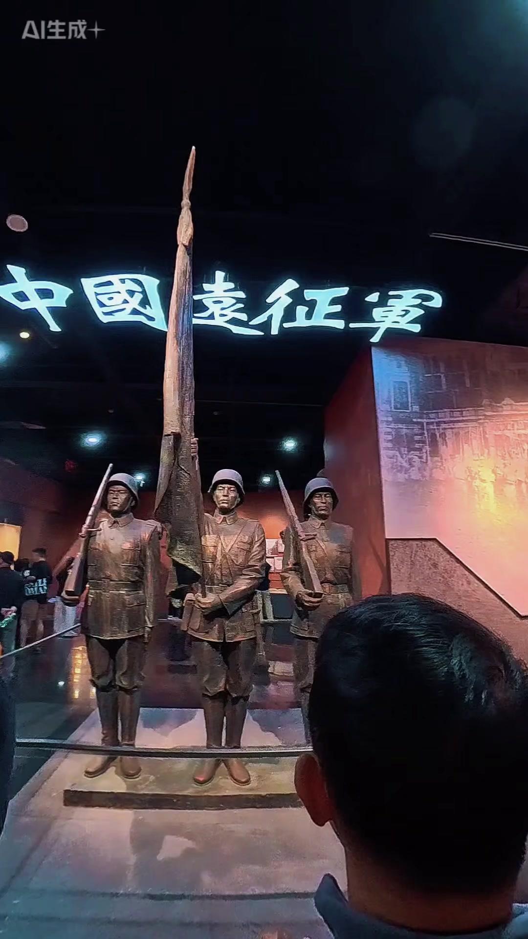 走进腾冲国殇墓园，一眼就能看到庄严肃穆的纪念碑，苍松翠柏环绕，每一处细节都在诉说