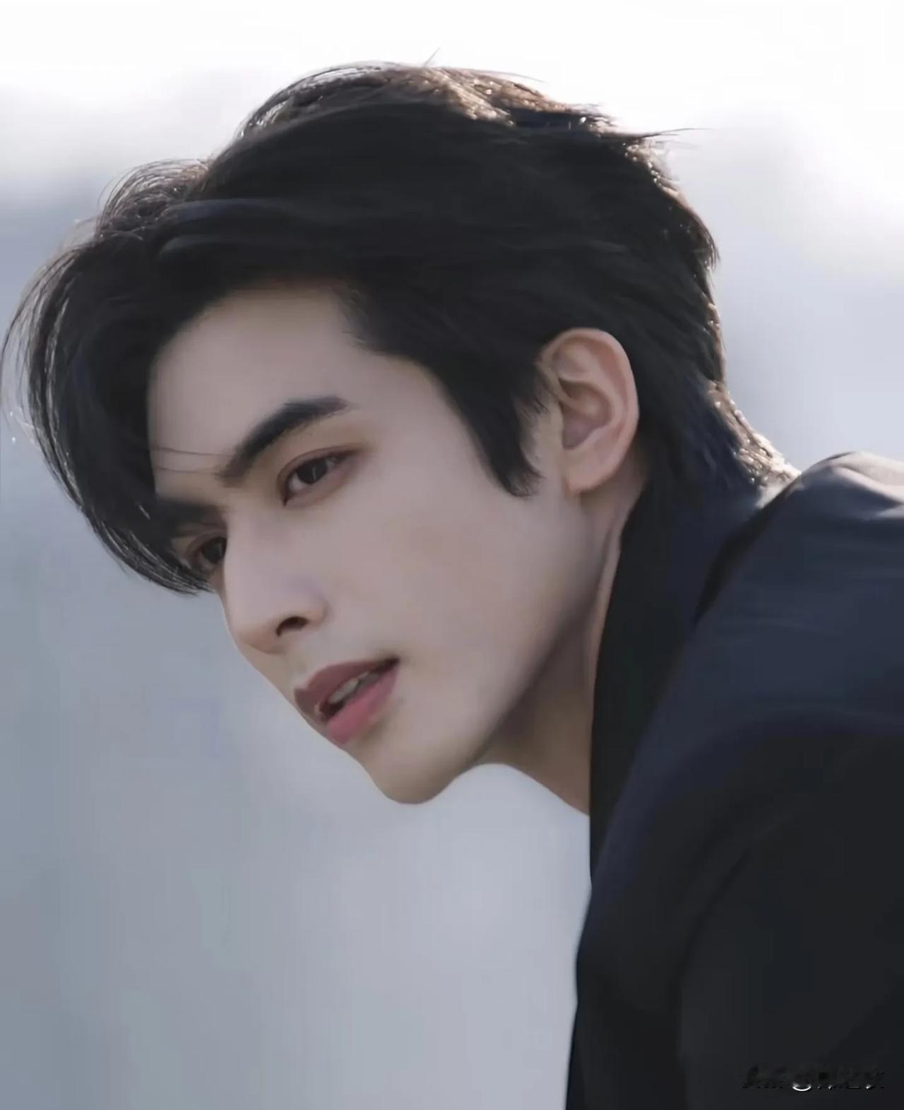 宋威龙的路人缘很好，帅到别家的粉丝也会把他当墙头的那种，毕竟谁不喜欢长得帅的男明