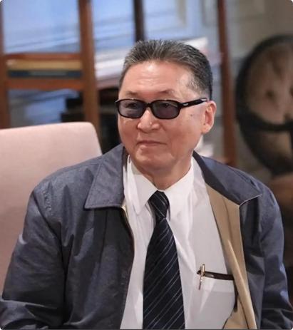 李敖说：“一个人在社会上，礼貌是没有用，谦逊也没用，古道热肠也没有用，忠厚老实也