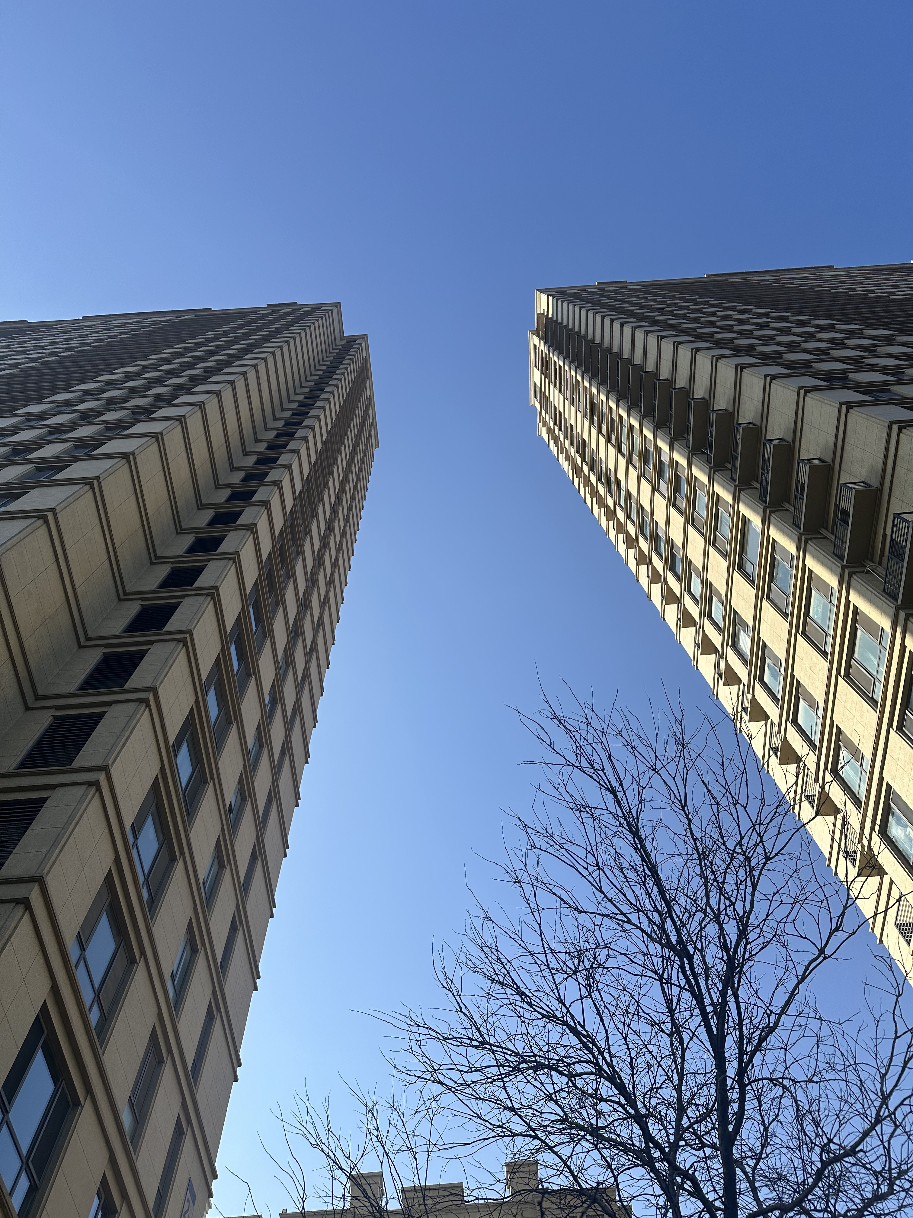 我有个同事炒股，大约快10年了，刚才吃中午饭的时候他告诉我说，其实大a要是有一波