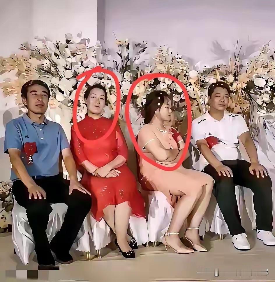 这个婚难道是非结不可吗？婚礼现场上发生的一幕，两位亲家母虽然坐在了一起，但也不知