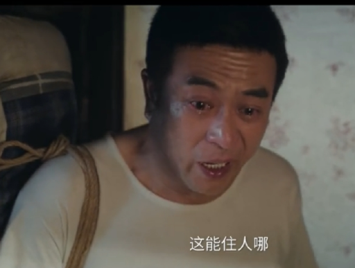 张嘉益果然名不虚传，胡三元出狱两场戏让人潸然泪下走出牢房的胡三元，给小钉子上完