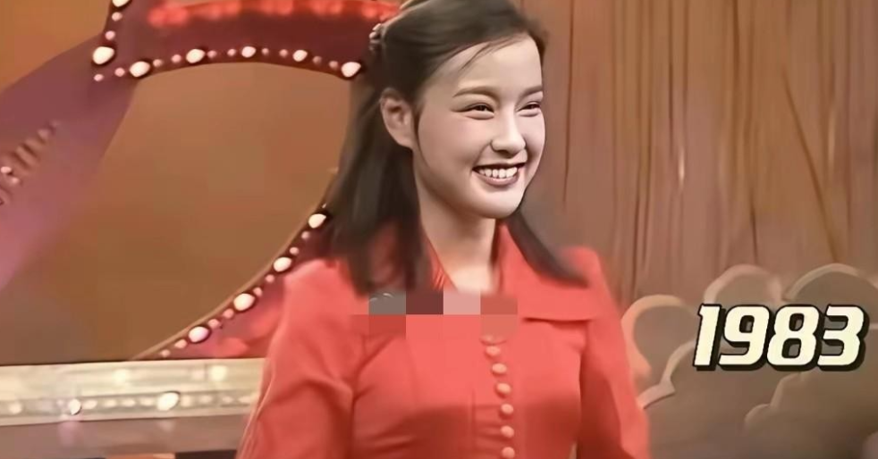 刘晓庆在《一路繁花》里把43年前的红衬衣又套上,扣子还能全扣,镜头一扫,腰线一点