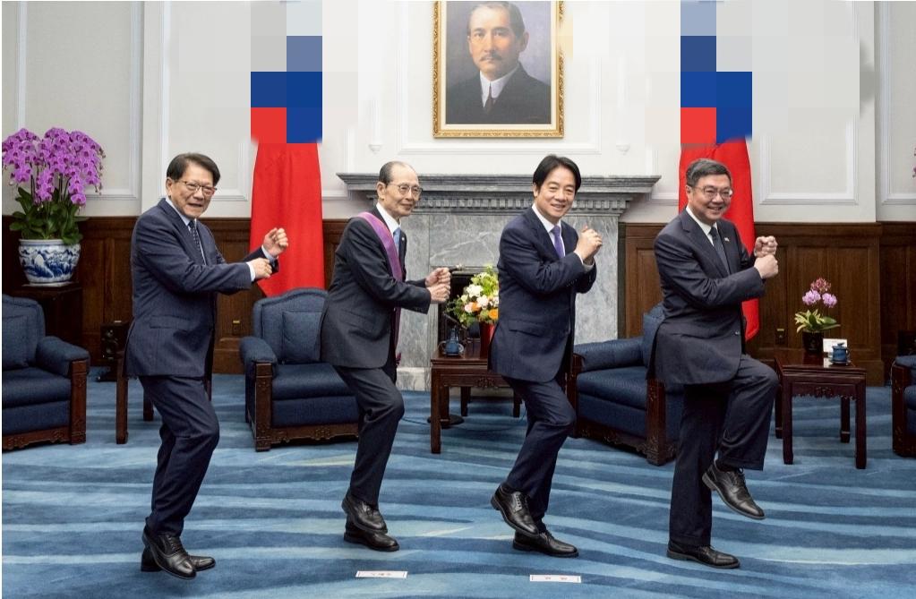 赖清德2月26日授予日本棒球名将王贞治“一等景星勋章”。但是这两张合影，怎么看怎